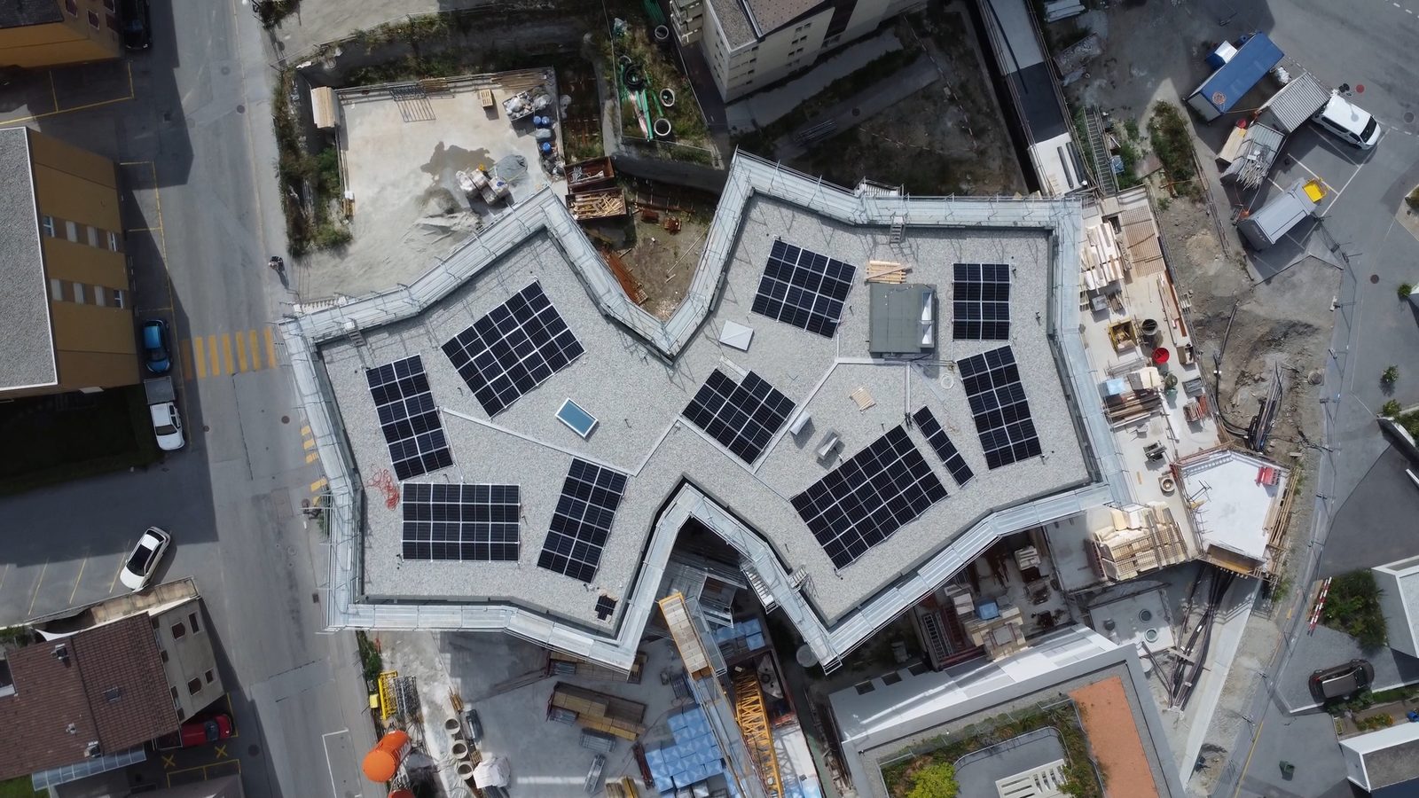 Drohnenaufnahme eines Solardachs